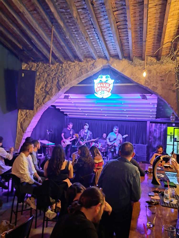 Maxil Stage Bar - The stage