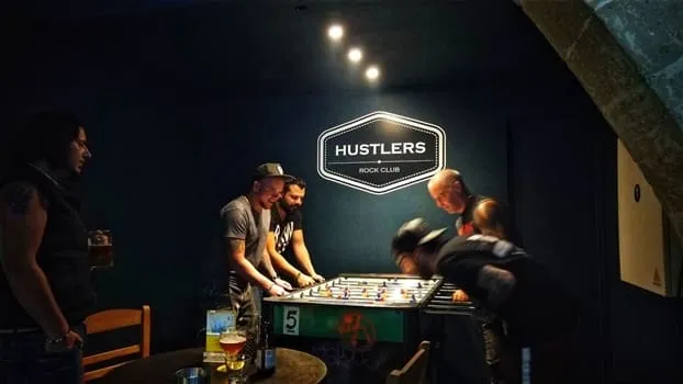 Hustlers Rock Club - Playing pool