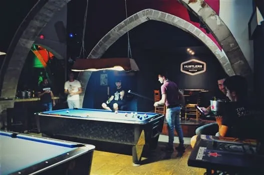 Hustlers Rock Club - Playing pool