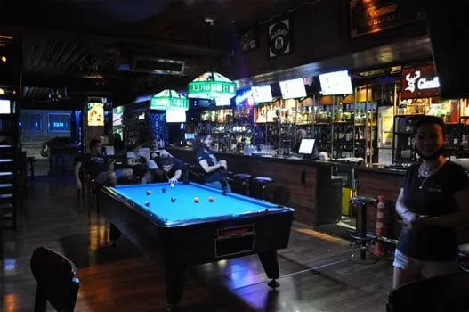 Reckless Bar - Bar and pool table