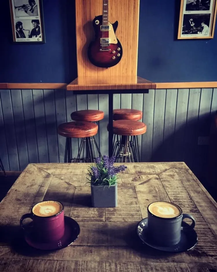 The Soulist - 2 cup and the guitar