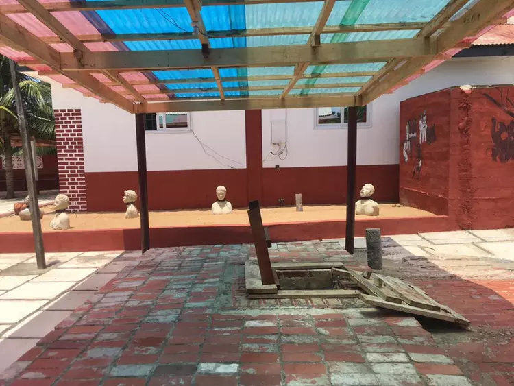 Place to See - Covered yard