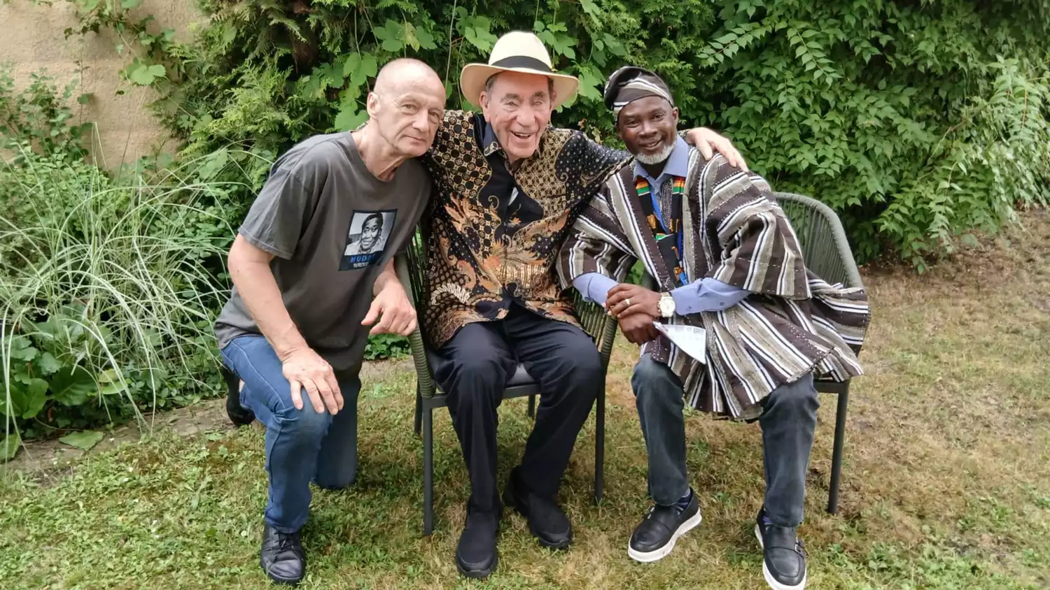 Albie Sachs sitting Emmanuel Frimpong in the garden