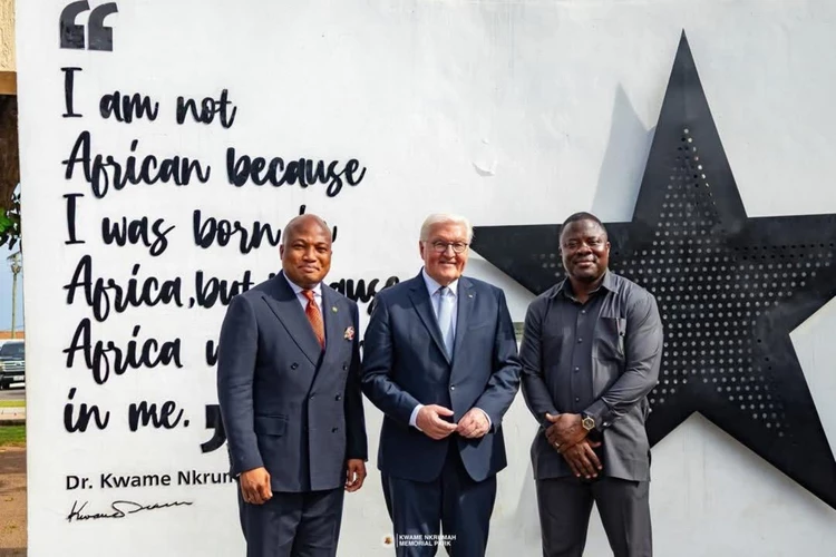 The President flanked by Minister of Foreign Affairs and Deputy Minister of Tourism and some dignitaries at the Kwame Nkrumah Memorial Park