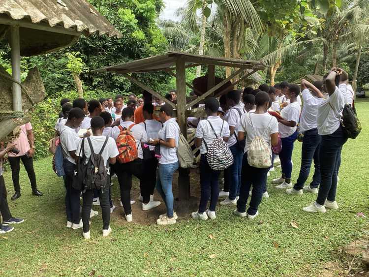 Place to See - Kids receiving honey explanation