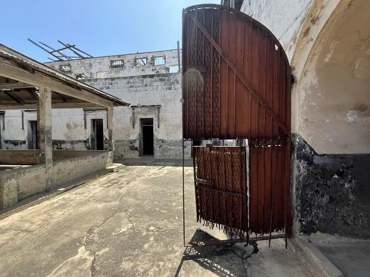 Place to See - Gate between the Fort and the trading area
