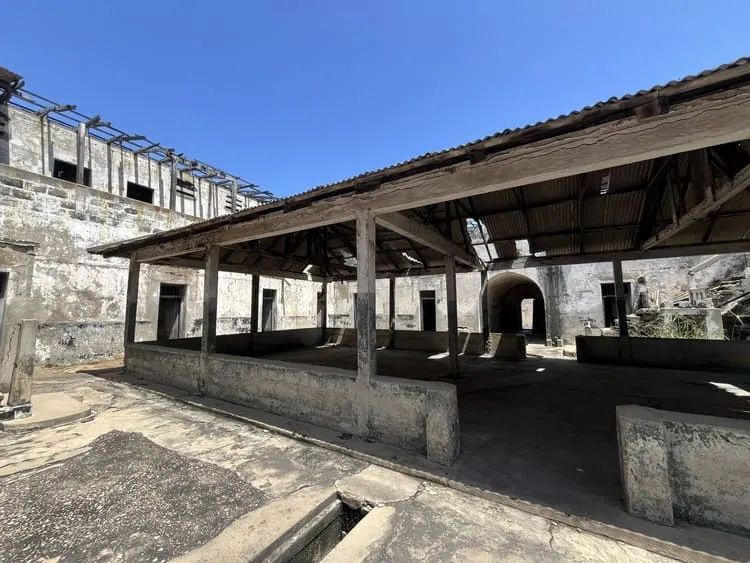 Place to See - Covered area where slaves were traded.