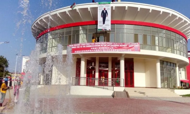 Place to See - Front of the mall just after opening