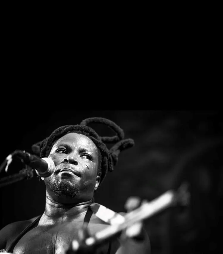 King Ayisoba performing