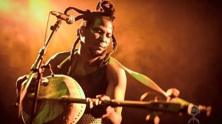 King Ayisoba performing