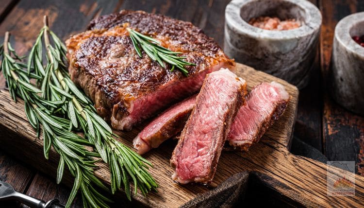 African BBQook Association - Cut steak with herbs